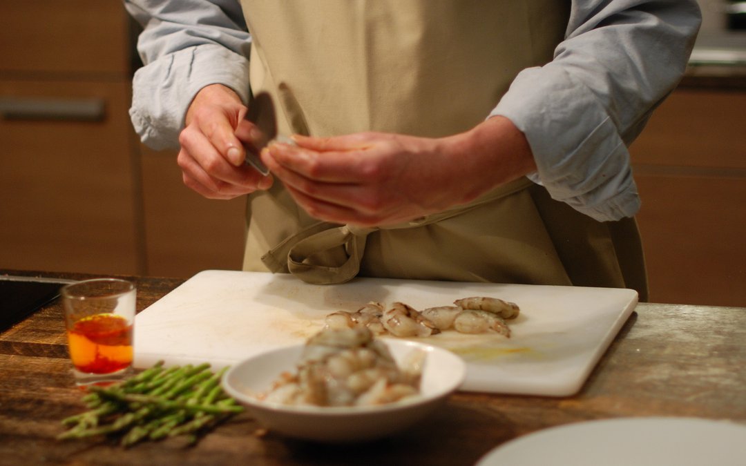 Das Gourmet-Rezept zum Nachkochen: Safran-Risotto mit Großgarnelen & grünem Spargel